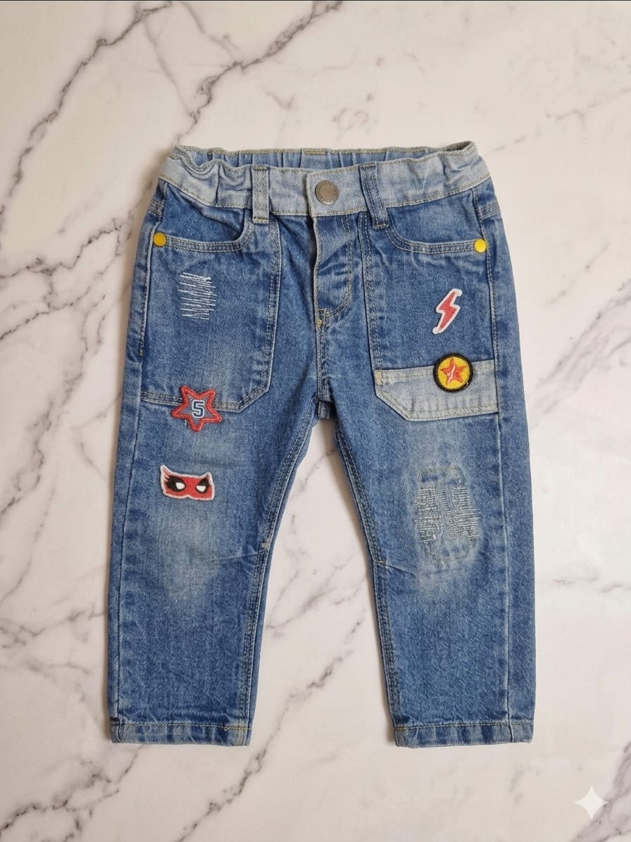 Jeans blu Kiabi con toppe supereroe