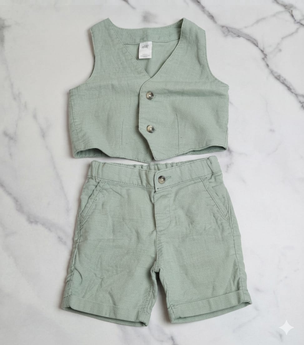 Completo Elegante Salvia Gilet e Pantaloncino — H&M